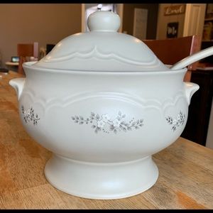 Pfaltzgraff Heirloom Soup Tureen 3.5qt